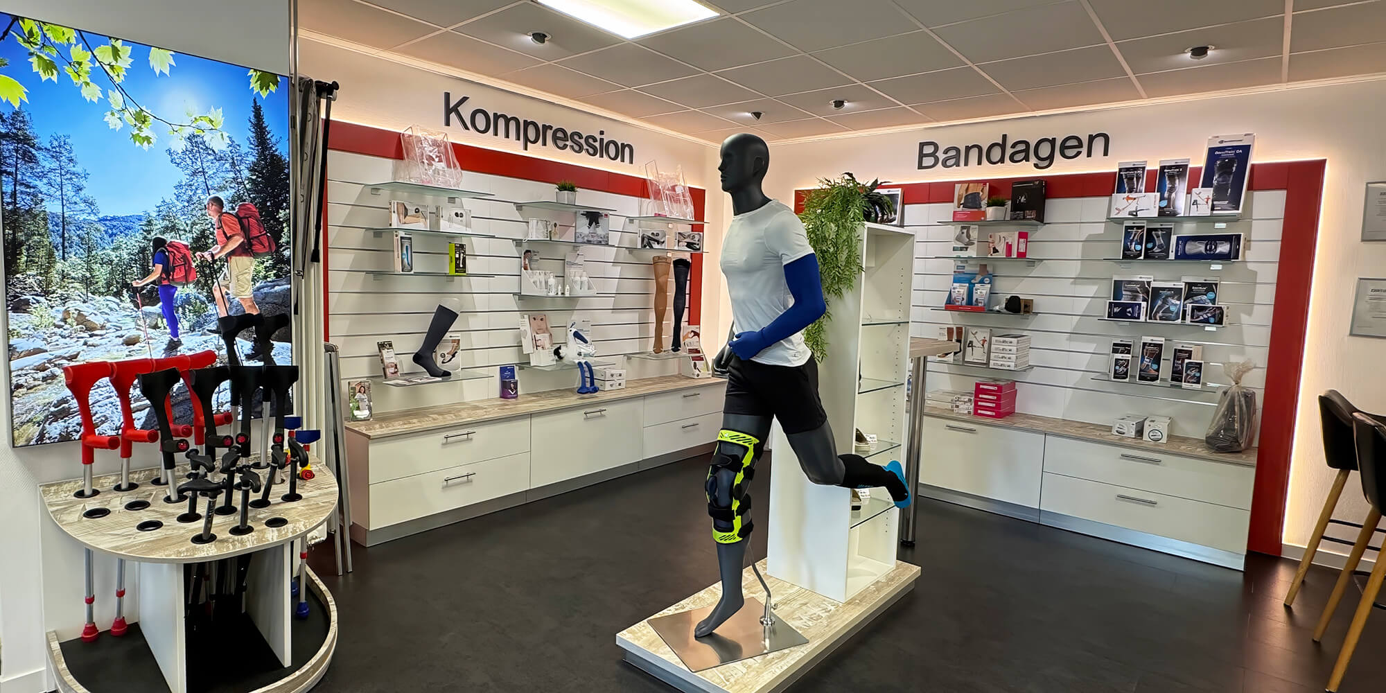Verkaufsraum eines Sanitätshauses mit Beschilderung Kompression und Bandagen sowie Laufmodell
